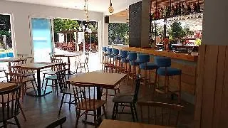 Dominoes Hotel Ipsos